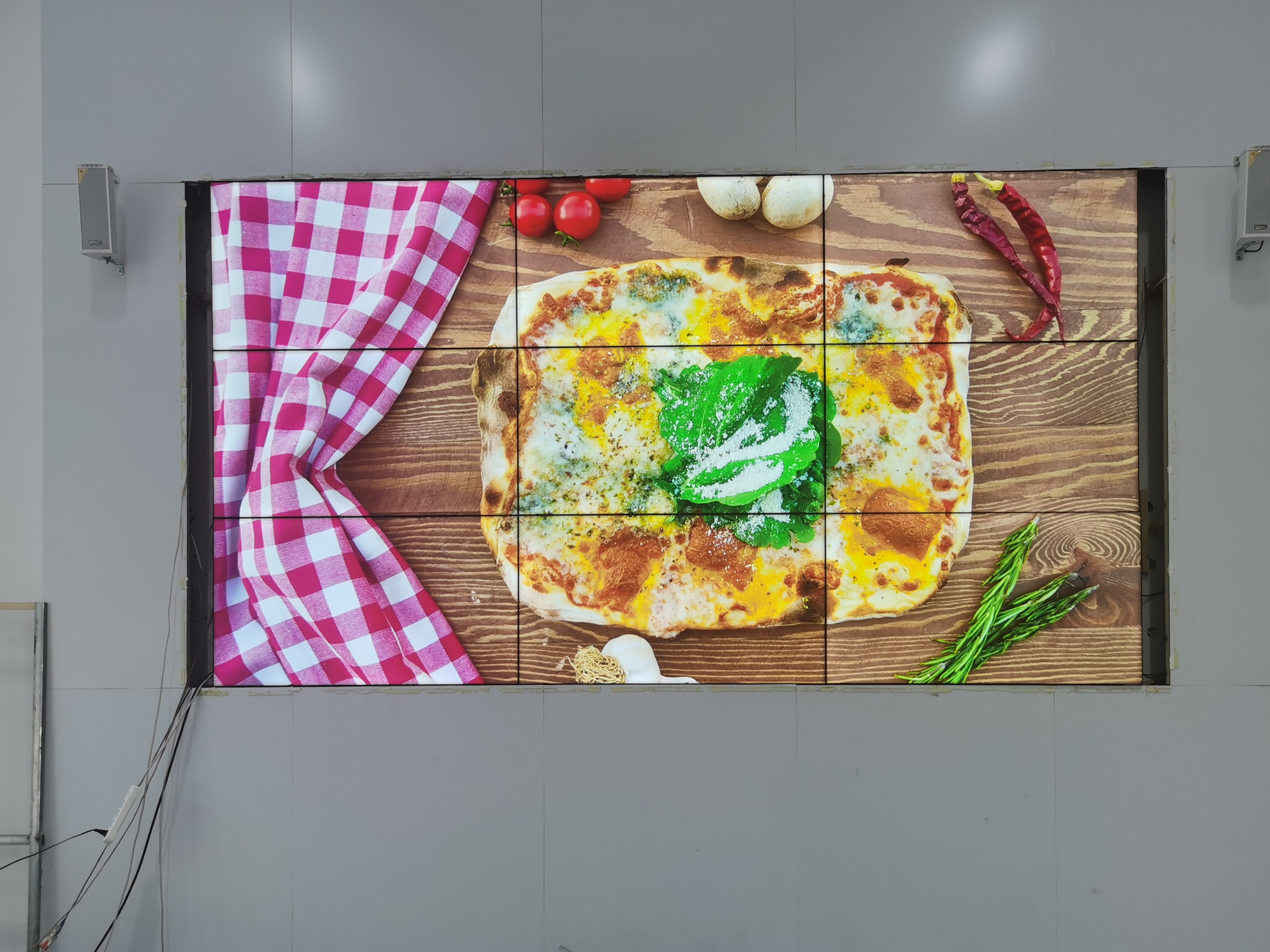 <b>滕州某汽车4S店采用云敏视55寸3.5mm拼接屏9台安装完工</b>