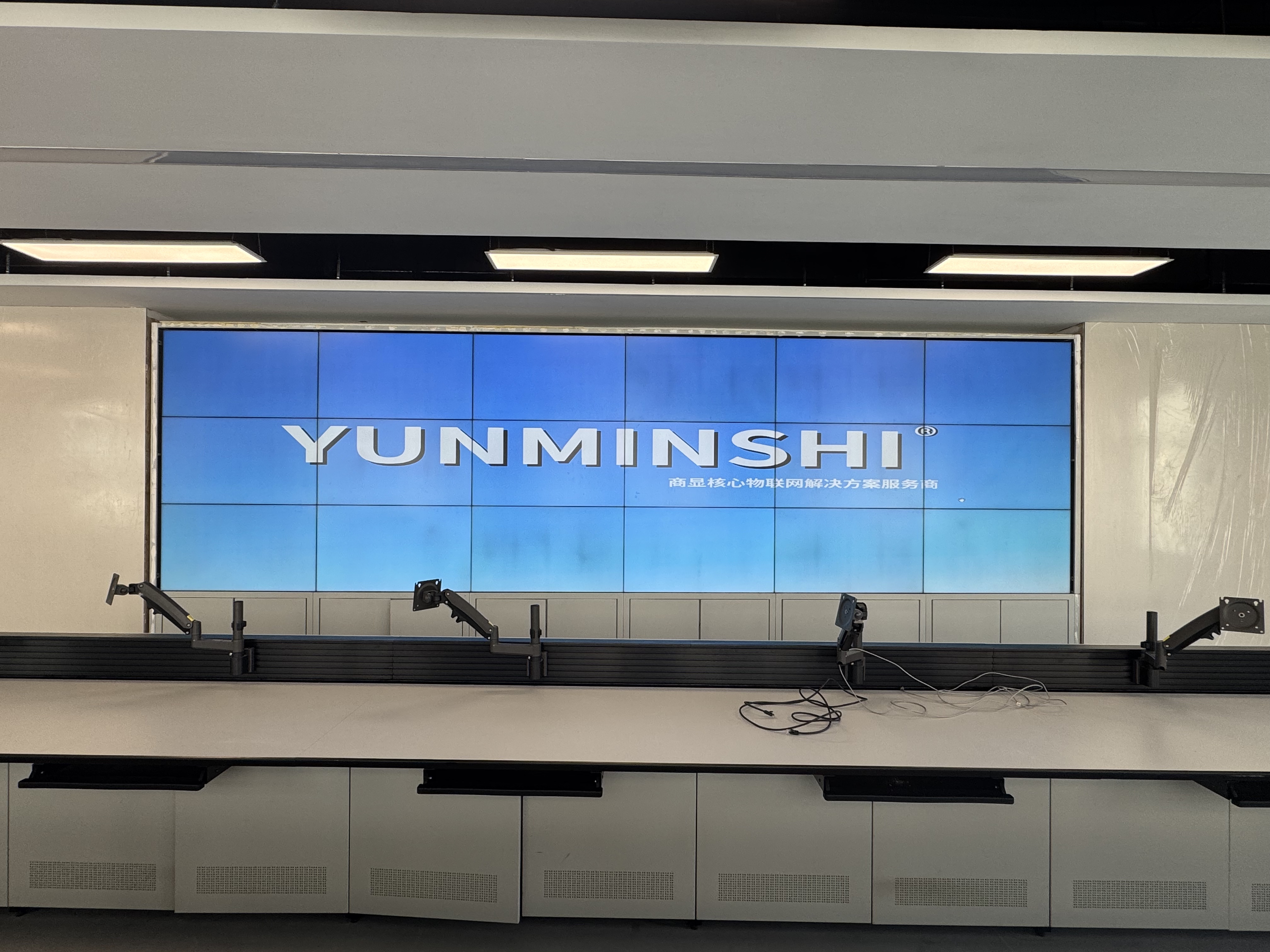 <b>液晶拼接屏在企业数据可视化中的典型应用</b>