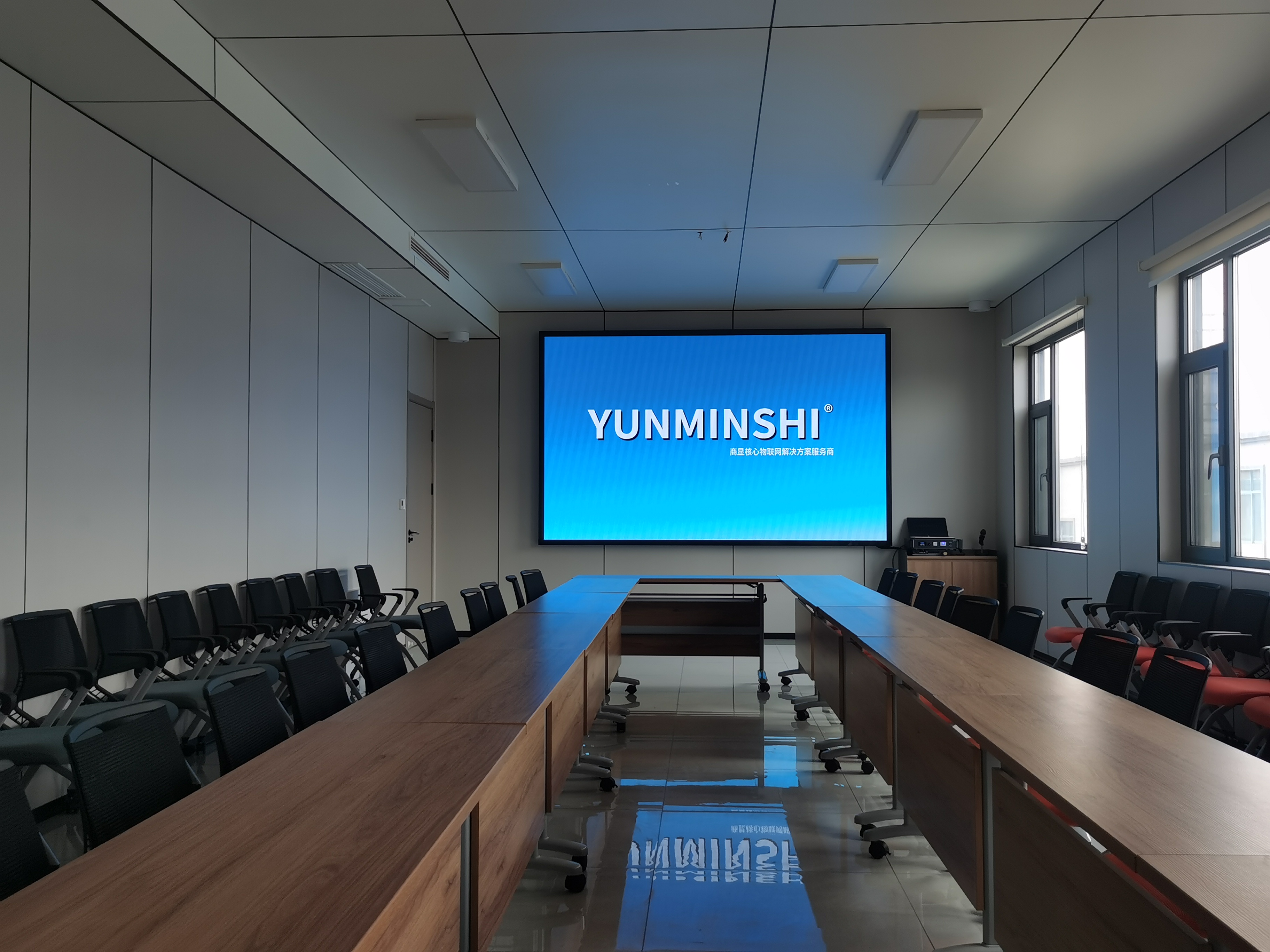 <b>滨州某集团企业会议室LED显示屏安装完工</b>