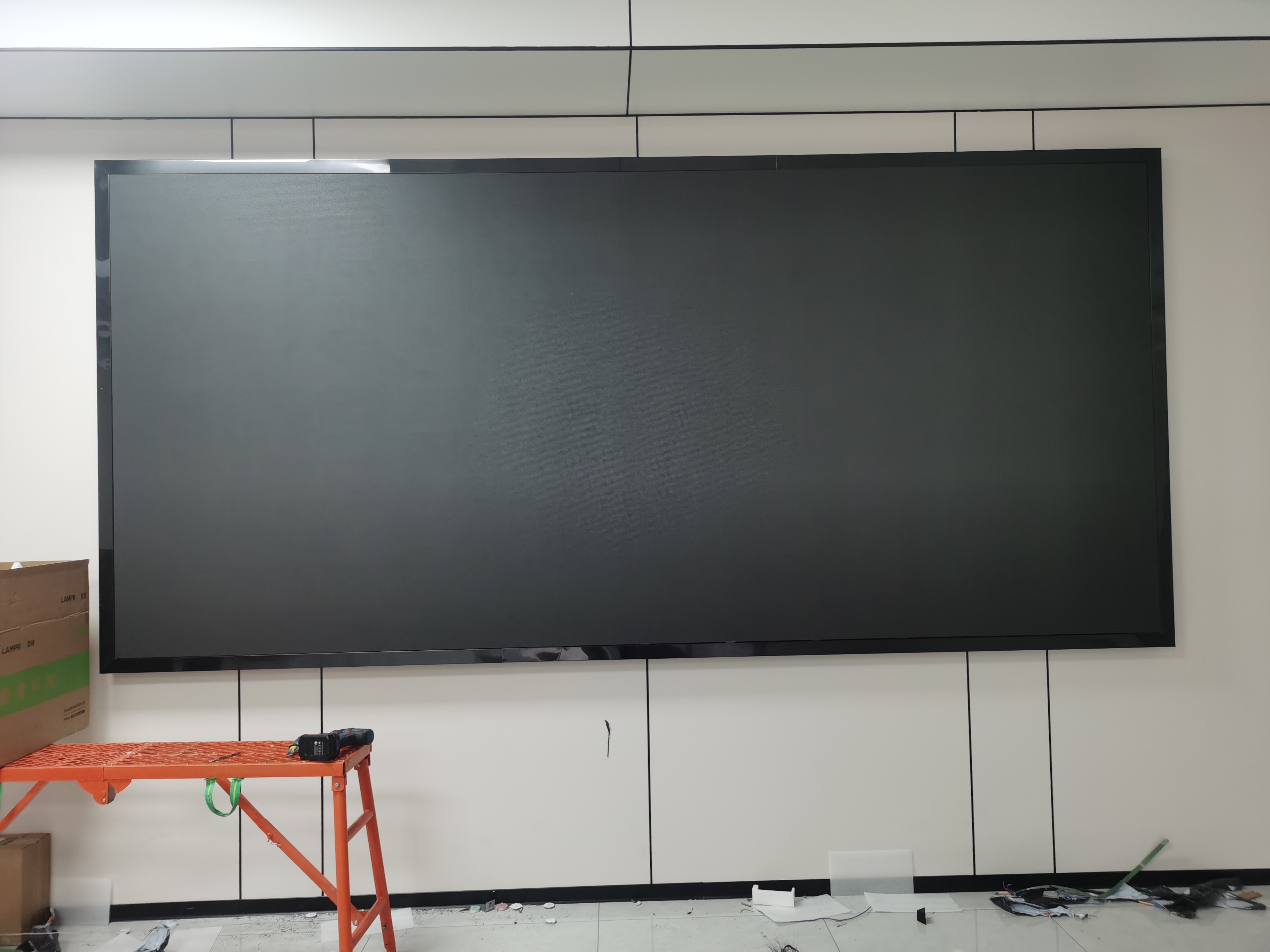 <b>滨州某集团企业办公大厅宣发LED显示屏安装完毕</b>